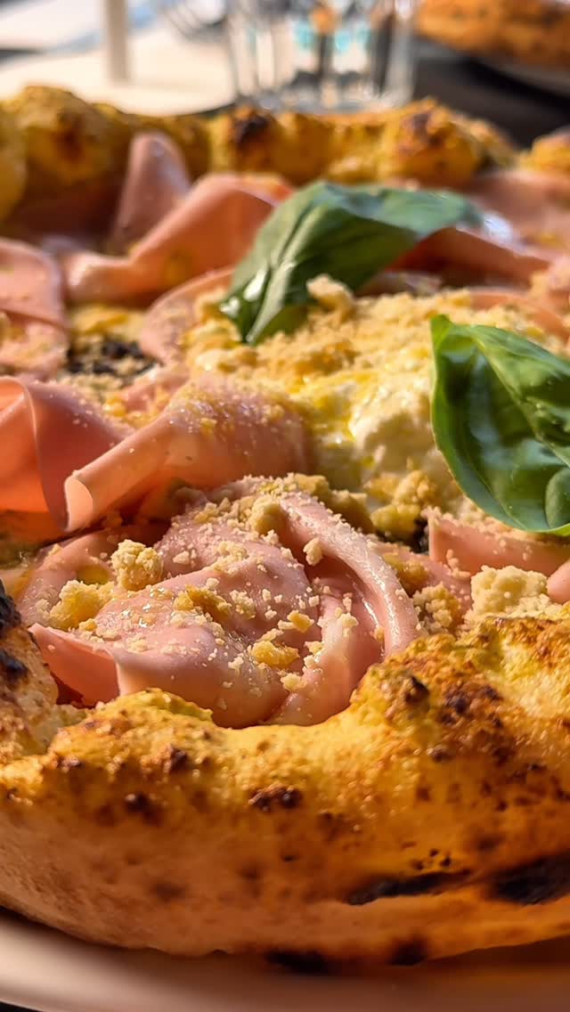 Ti pesto: pesto di pistacchi, fiordilatte, mortadella e stracciatella