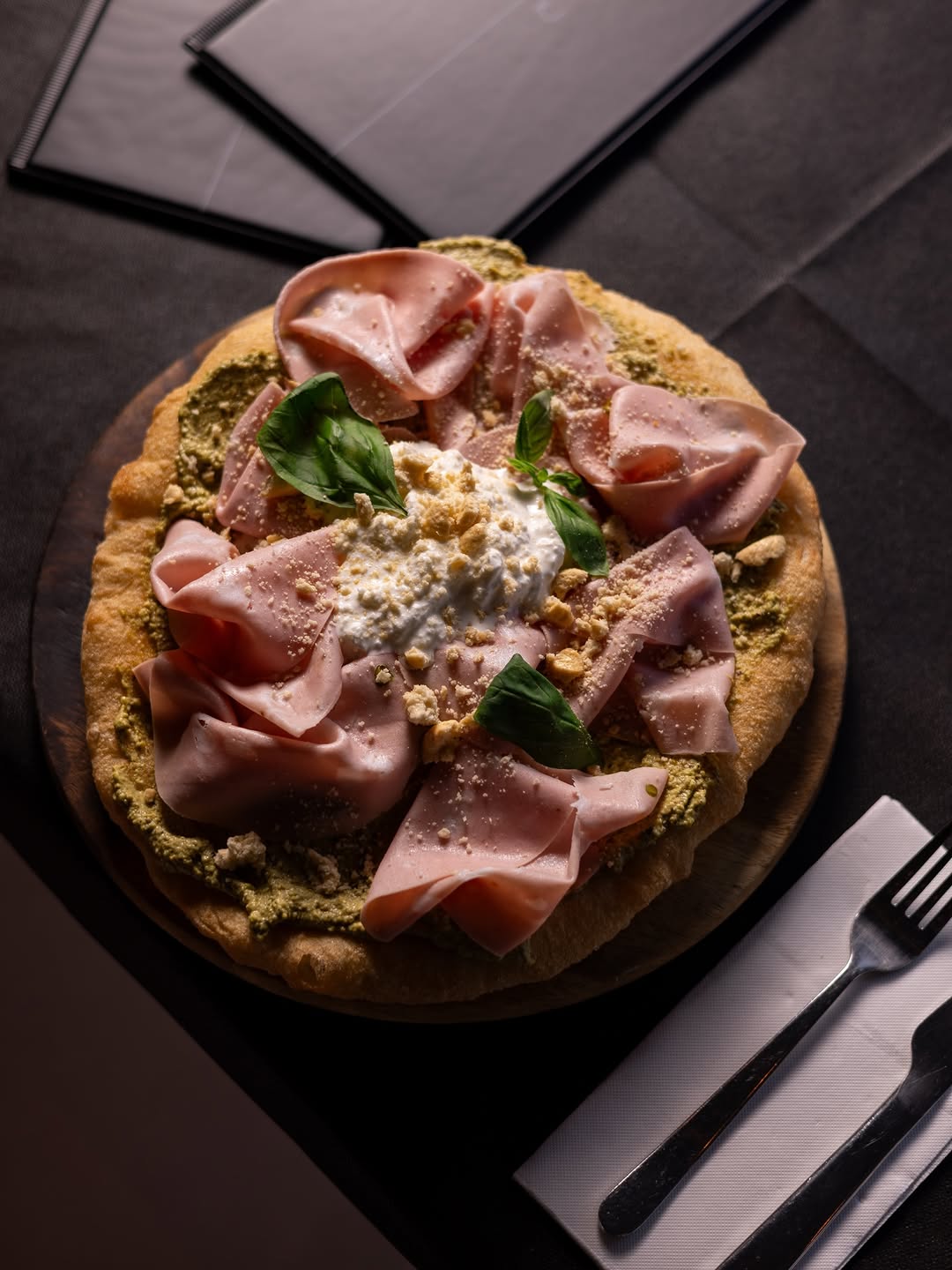 Sbriciola, pizza fritta dorata con pesto di pistacchi e mortadella